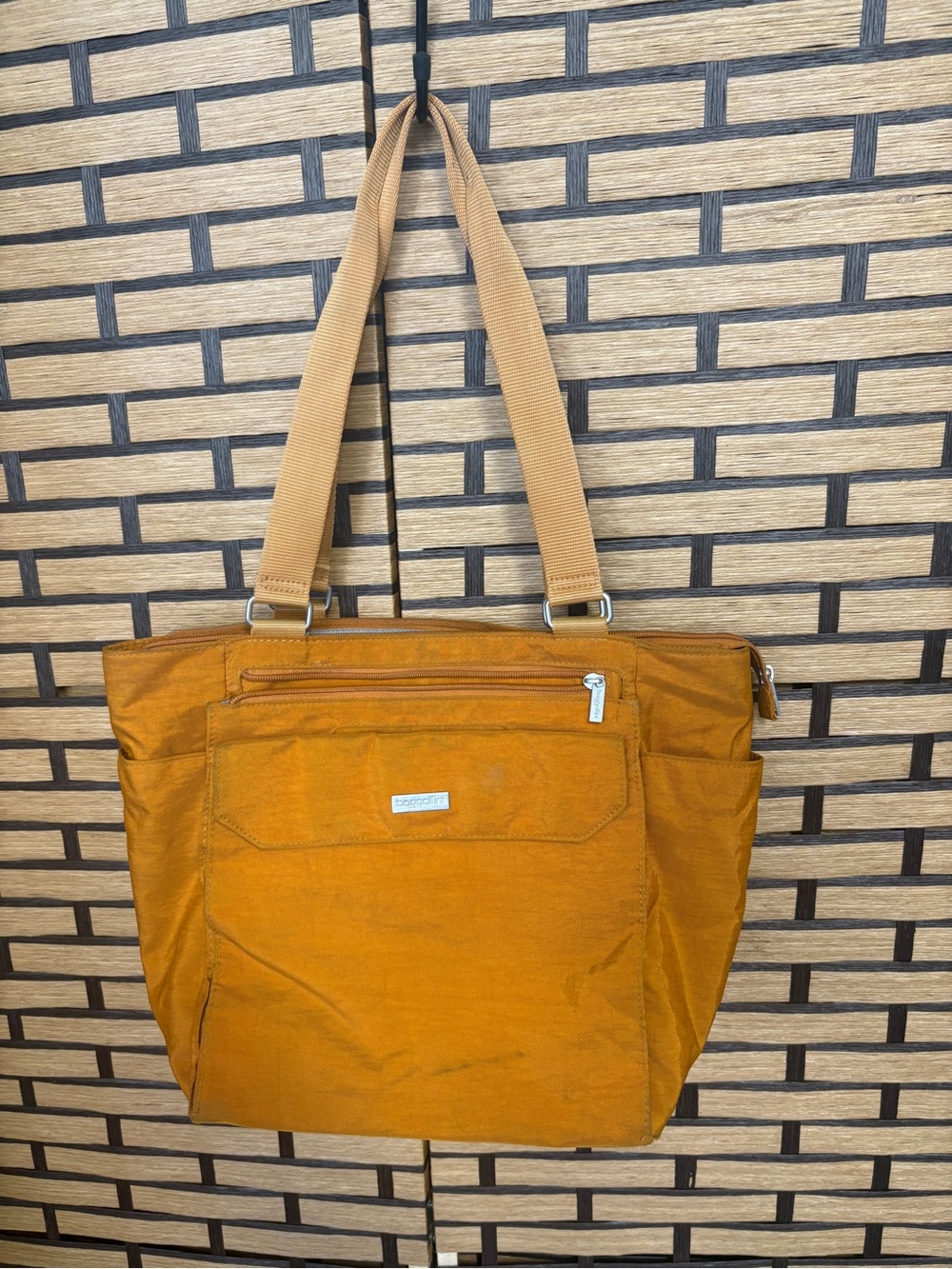 Baggallini gold handbag